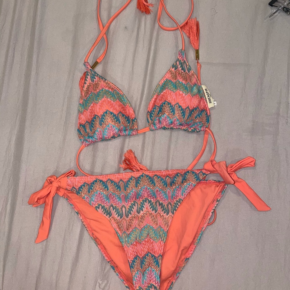 Amenapih paris bikini coral